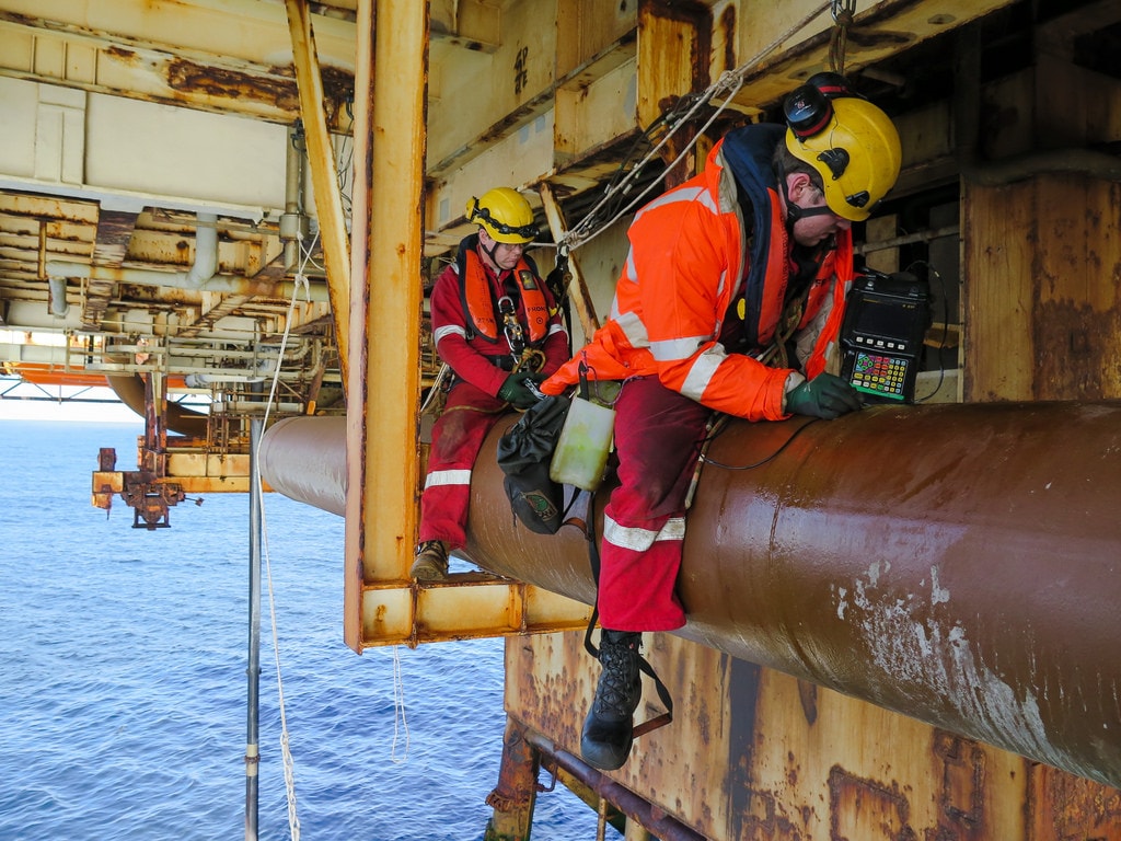 Inspeção convencional de plataforma de petróleo offshore