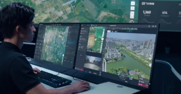 Painel de controle do DJI FlightHub 2 conectando drone Enterprise em campo ao escritório.